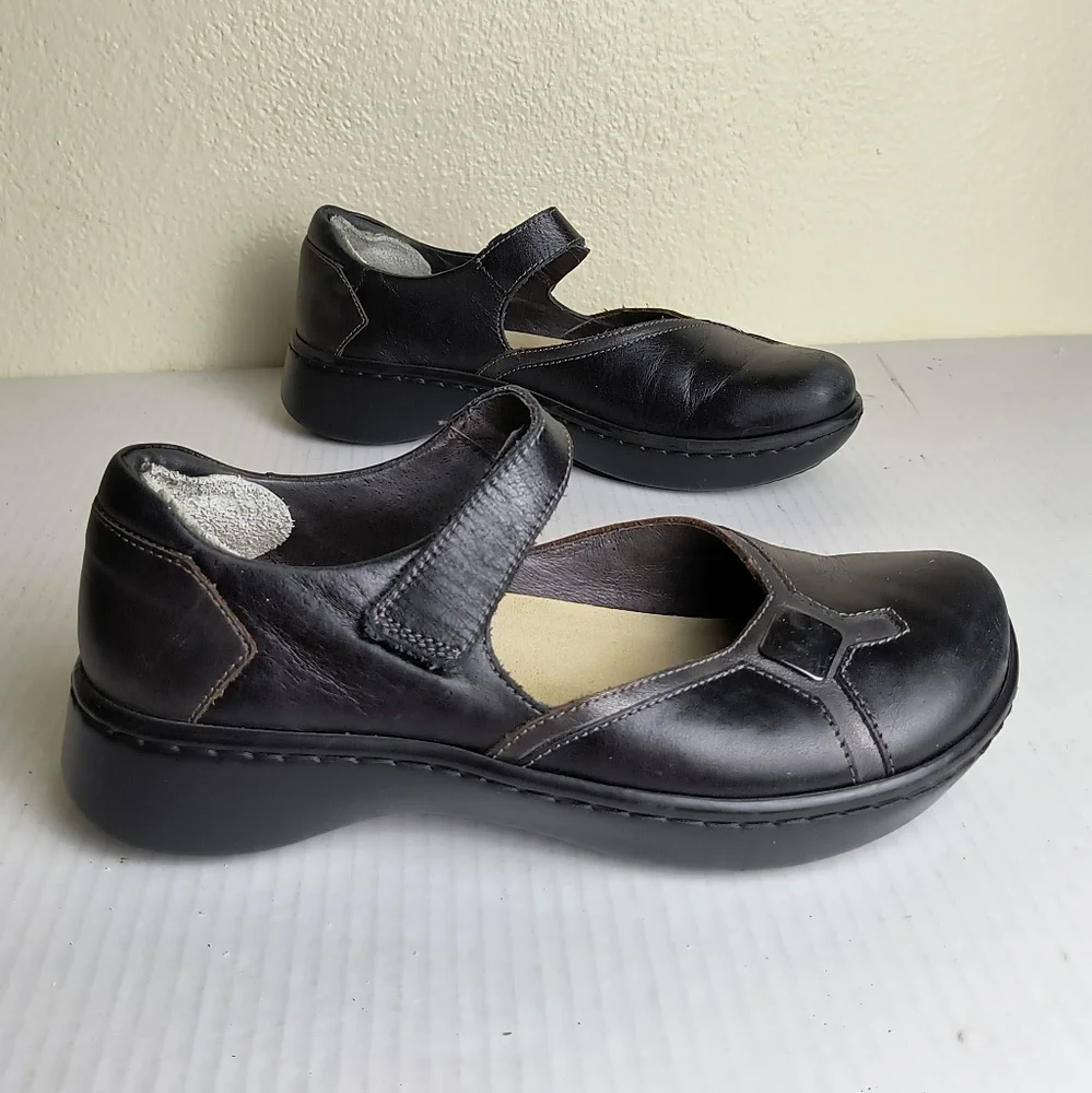 Naot 7/7.5(38) Women's Black Mary Jane Platform Shoes